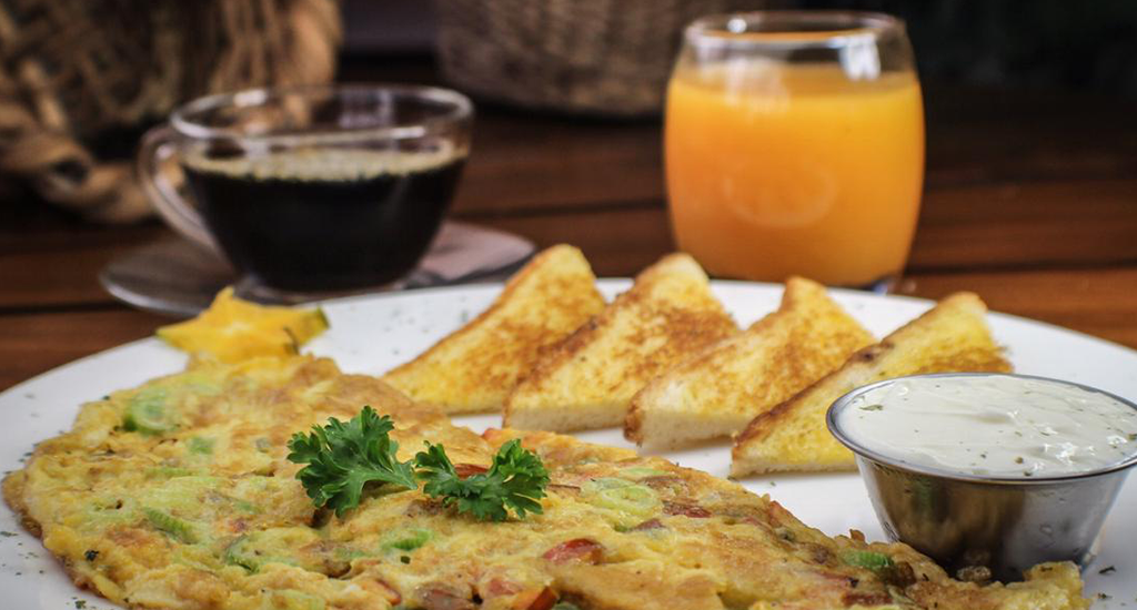 Omelette con tostadas, café y jugo de naranja