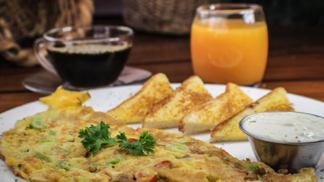 Omelette con tostadas, café y jugo de naranja