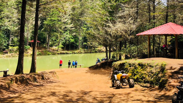 Laguna y ranchos