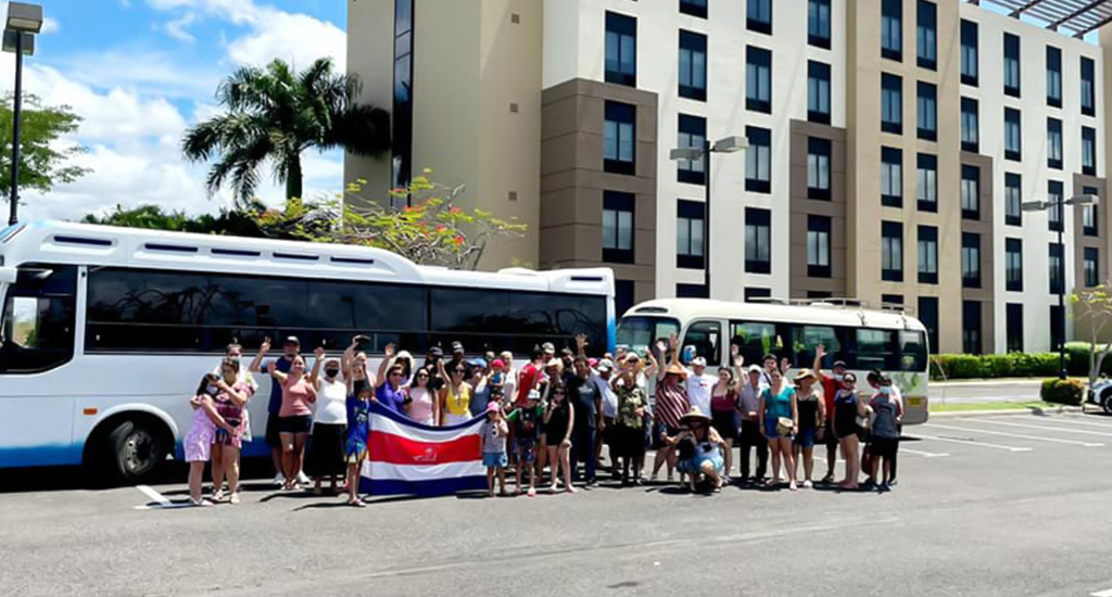 Personas en excursión en buseta blanca