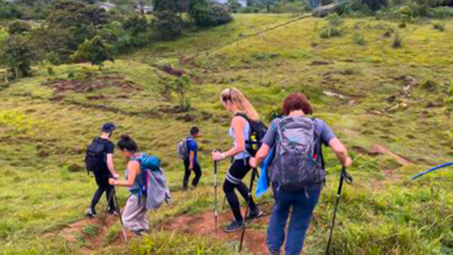 Personas realizando hiking