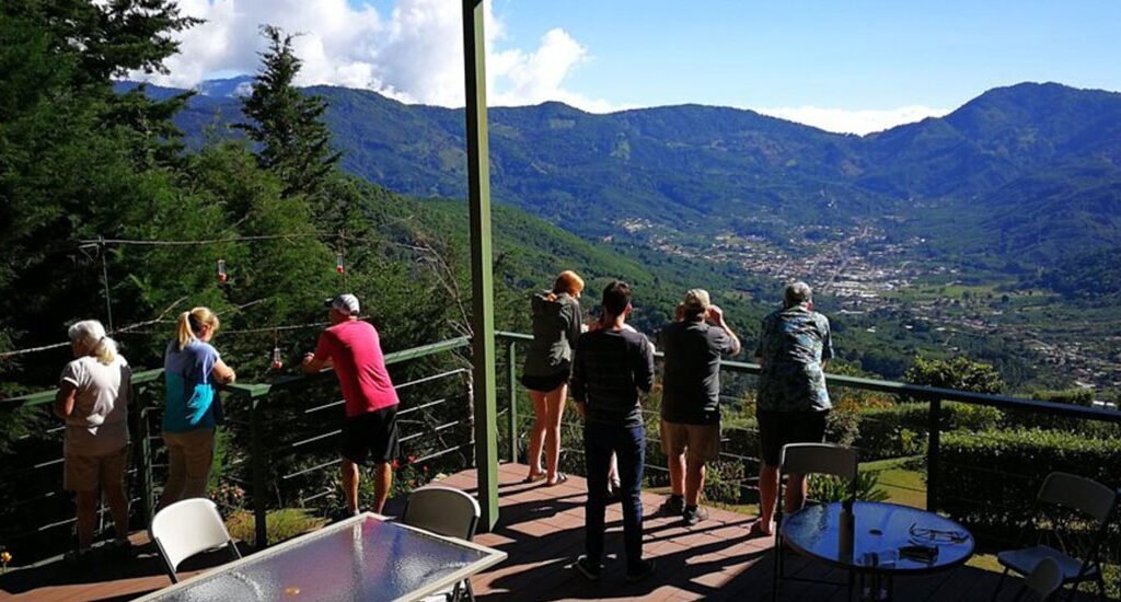 Personas disfrutando de la vista de La Zona de Los Santos desde instalaciones de Quintas Galeón.