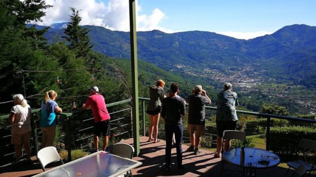 Personas disfrutando de la vista de La Zona de Los Santos desde instalaciones de Quintas Galeón.