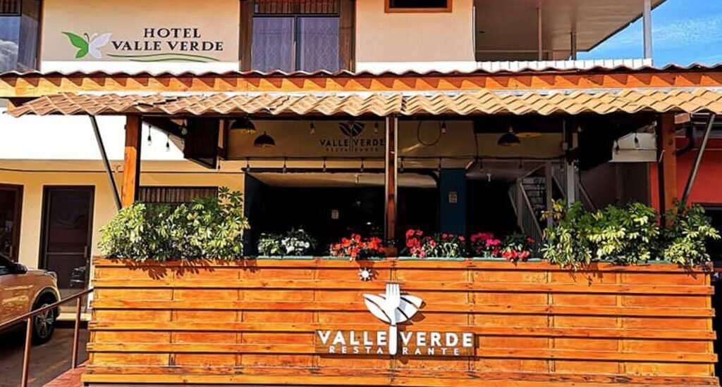 Fachada Hotel Valle Verde, estructura de madera con Logotipo.